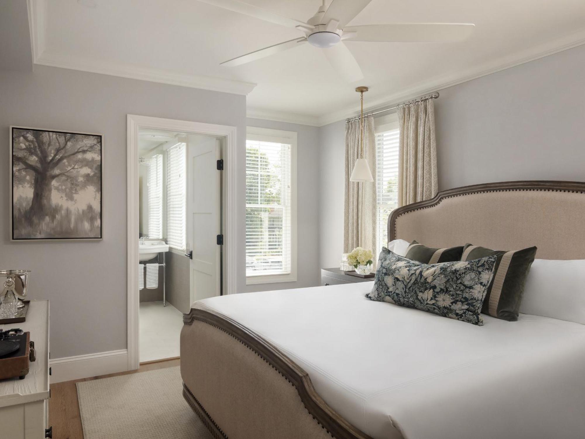 1313 West Luxury Boutique Hotel แอนแนโพลิส ภายนอก รูปภาพ